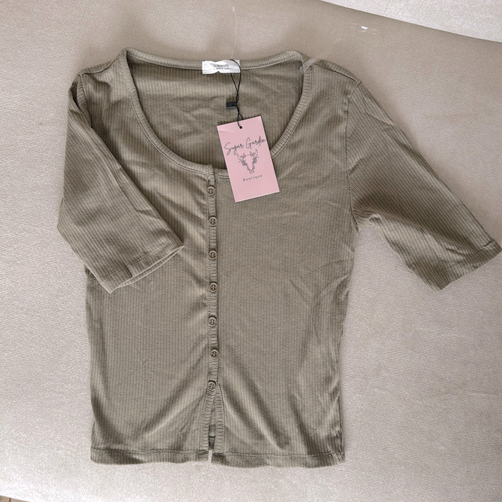 Active USA cropped ribbed fitted short sleeve button up top